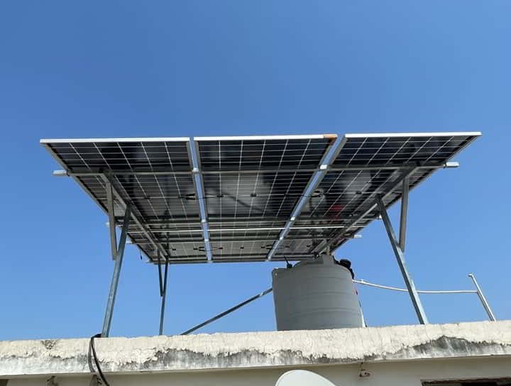 placa solar instalada en una terraza residencial